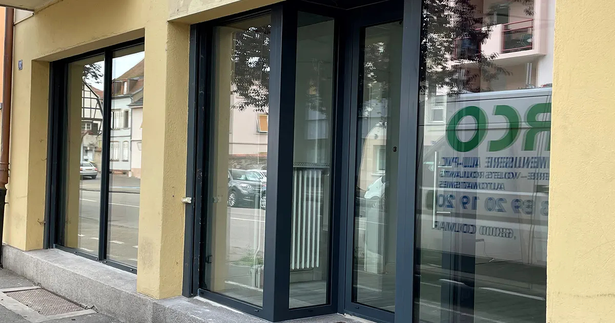 Pose de menuiseries aluminium par Mirco à Colmar, vitrine et porte d'un local